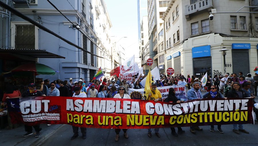 Unas 5 mil personas marcharon en Valparaíso por huelga general: hay disturbios en las afueras del Congreso