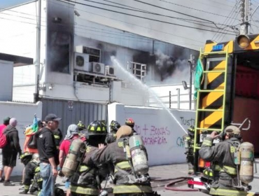 Incendio consumió oficinas de VTR y AFP Habitat en sector Barrancas de San Antonio