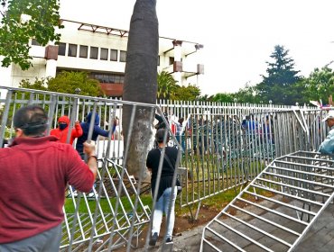 Antisociales apedrearon y rompieron vidrios del Salón Plenario del Congreso en Valparaíso