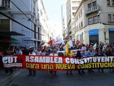 Unas 5 mil personas marcharon en Valparaíso por huelga general: hay disturbios en las afueras del Congreso