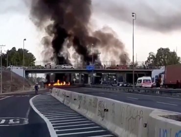 Manifestantes instalan barricadas y cortan el tránsito en ambos sentidos de la Autopista del Sol