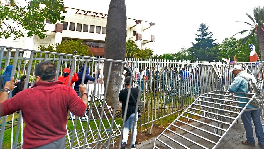 Antisociales apedrearon y rompieron vidrios del Salón Plenario del Congreso en Valparaíso