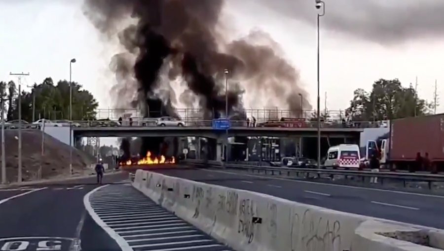 Manifestantes instalan barricadas y cortan el tránsito en ambos sentidos de la Autopista del Sol