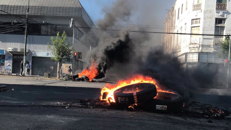 Barricadas, enfrentamientos, saqueos y cortes de luz se reportan en el centro de Valparaíso