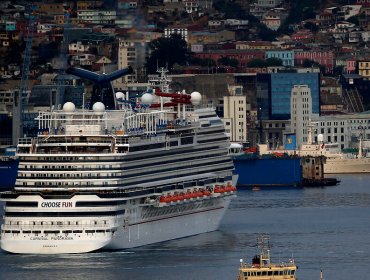 Desmienten al Intendente: crucero que no habría podido bajar pasajeros "por desórdenes en Valparaíso" venía sólo con tripulantes