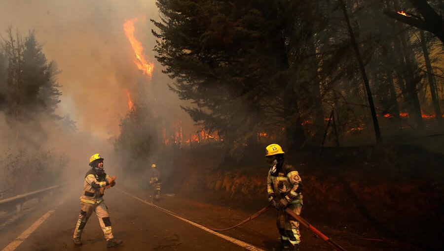 Incendio forestal a un costado de la ruta 68 obliga a decretar Alerta Roja en la comuna de Valparaíso