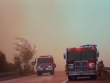 Suspenden tránsito vehicular en ambas vías de la ruta 68 por violento incendio forestal en Valparaíso