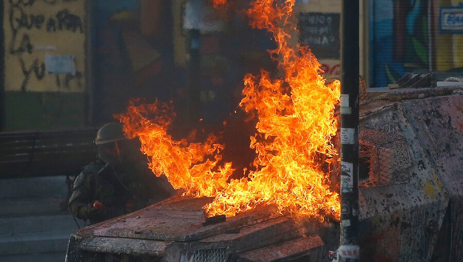 Dictan prisión preventiva contra joven que lanzó bombas molotov a carabineros en plaza Italia