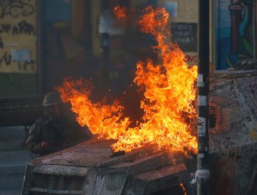 Dictan prisión preventiva contra joven que lanzó bombas molotov a carabineros en plaza Italia