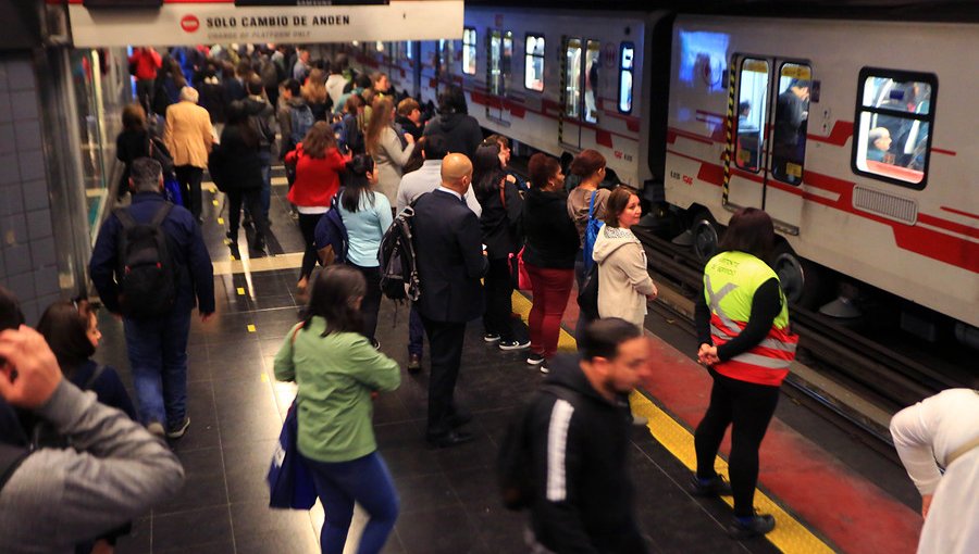 Metro de Santiago iniciará operaciones este jueves a las 6:00 horas con 102 buses de apoyo