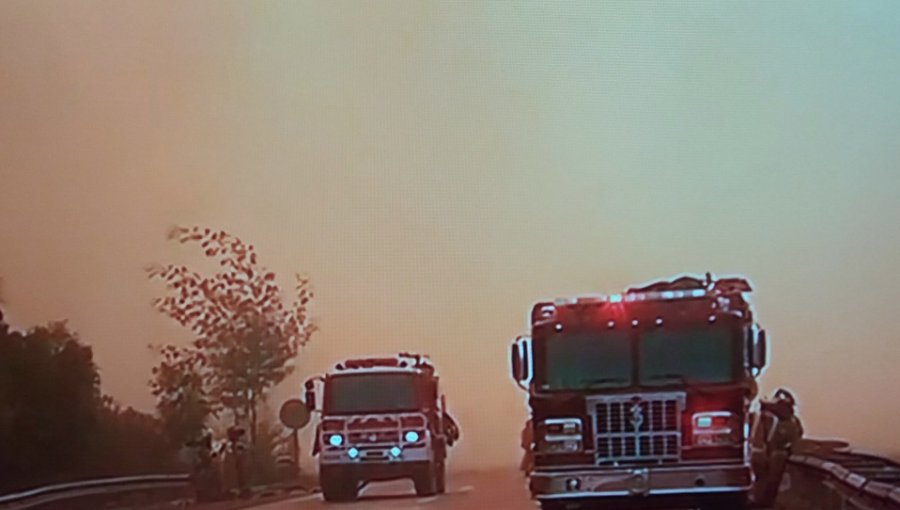 Suspenden tránsito vehicular en ambas vías de la ruta 68 por violento incendio forestal en Valparaíso