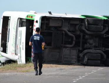 Viaje de curso termina en tragedia en Argentina: dos niños muertos y 50 lesionados deja volcamiento de autobús