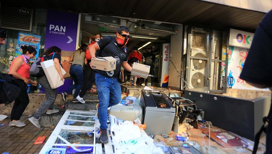 Decretan prisión preventiva para 18 imputados por robo en supermercado de Temuco