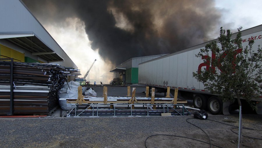 Bomberos combate incendio de grandes proporciones a un costado del Aeropuerto de Santiago