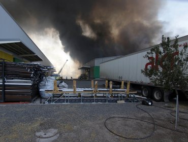 Bomberos combate incendio de grandes proporciones a un costado del Aeropuerto de Santiago