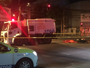 Motociclista perdió la vida luego de chocar contra camión barredor en Santiago