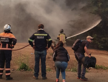 Focos de incendio forestal a un costado de la ruta 68 fueron controlados por Bomberos de Valparaíso