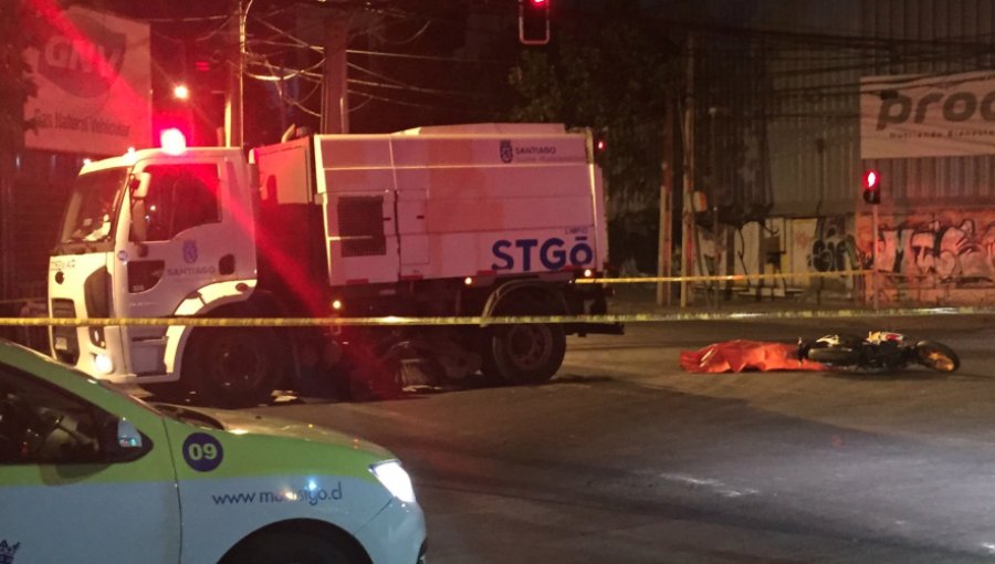 Motociclista perdió la vida luego de chocar contra camión barredor en Santiago