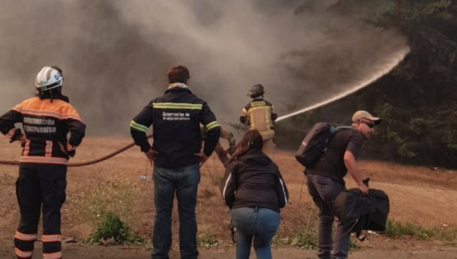 Focos de incendio forestal a un costado de la ruta 68 fueron controlados por Bomberos de Valparaíso