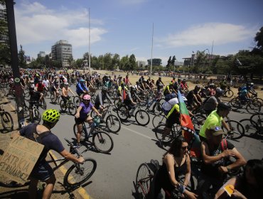 Miles de ciclistas intentan llegar hasta la casa de Piñera en su cumpleaños