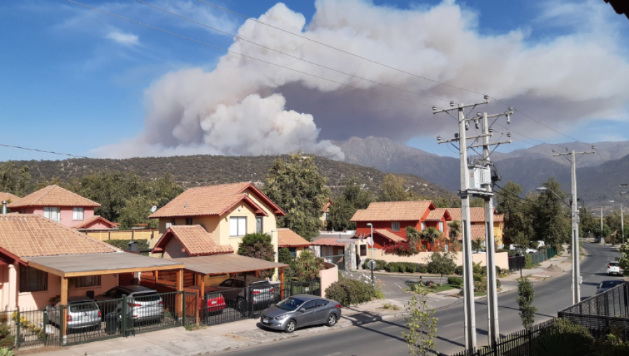 Pirque: Activo se mantiene incendio forestal "Puente El Toyo" que ha consumido 98 hectáreas