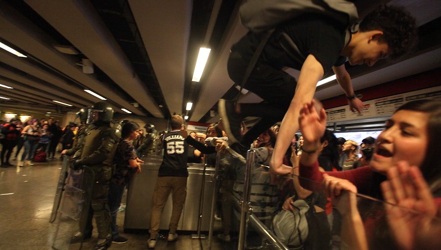Tres sujetos fueron detenidos por evasión y daños en estación República del Metro