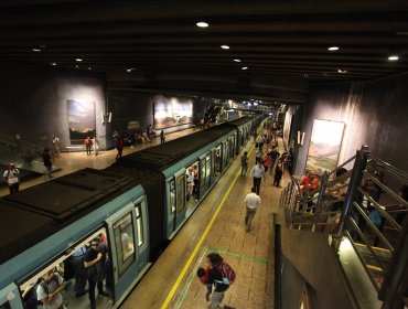 Metro de Santiago iniciará sus operaciones este martes a las 6:00 horas con 102 buses de apoyo