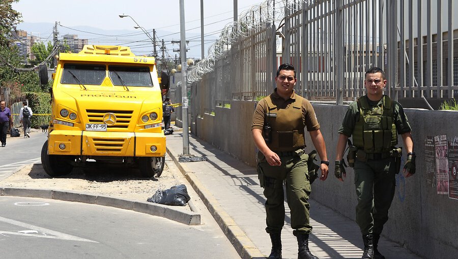 Delincuentes se enfrentaron a tiros con guardias en supermercado de Maipú: dos heridos a bala