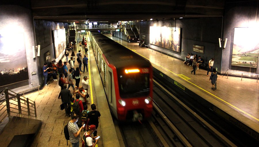 Metro de Santiago operará este miércoles desde las 6:00 horas con 102 buses de apoyo