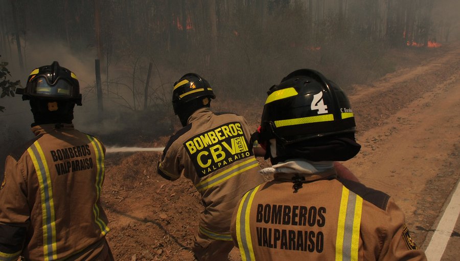 Valparaíso se mantiene con Alerta Roja por incendio forestal que cumplirá una semana activo