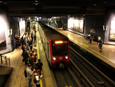 Metro de Santiago operará este miércoles desde las 6:00 horas con 102 buses de apoyo