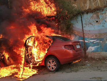 Accidente de tránsito termina con vehículo incendiado en Valparaíso: hecho derivó en emergencia forestal