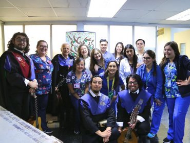 Tuna Mayor de la UPLA llevó su música a pacientes de diálisis del hospital Van Buren de Valparaíso