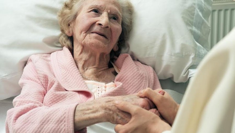 Fundación Las Rosas llama a regalar camas clínicas a abuelitos residentes de la región de Valparaíso