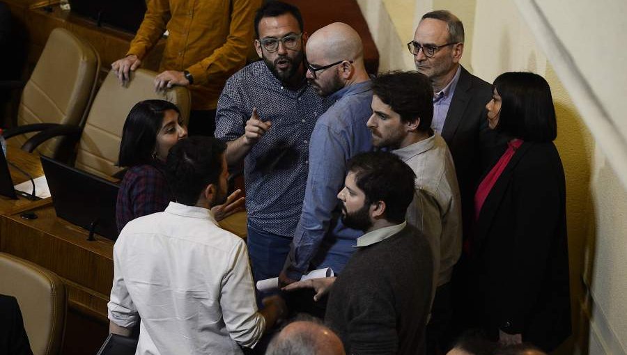 Frente Amplio reconoce "equivocación" al votar a favor de la Ley Antisaqueos y sale en bloque a dar explicaciones