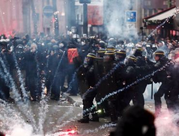 Marcha contra reforma a las pensiones concluye con enfrentamientos, saqueos y actos vandálicos en París