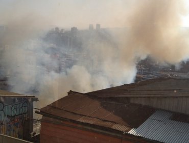 Casona del cerro Bellavista de Valparaíso colapsa luego de ser completamente destruida por un incendio