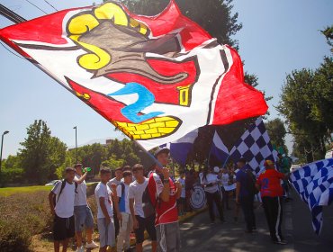 Hinchas de Wanderers, La Serena y Colchagua se manifiestan en las afueras de la ANFP