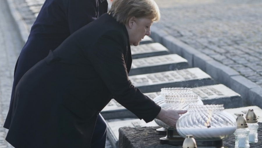 Angela Merkel honró a víctimas del nazismo en su visita a campo de concentración de Auschwitz