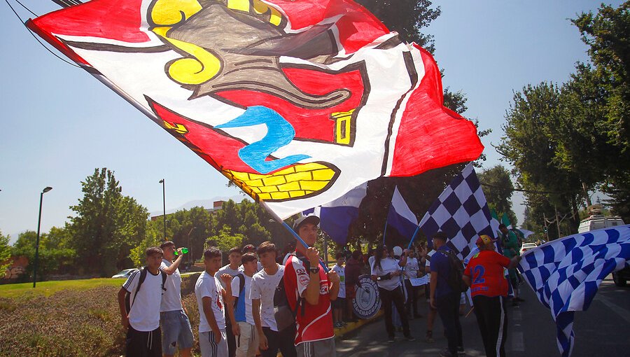 Hinchas de Wanderers, La Serena y Colchagua se manifiestan en las afueras de la ANFP