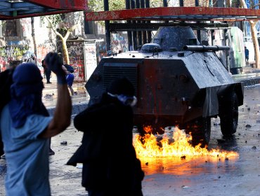 Manifestación en plaza Italia deriva en enfrentamientos entre encapuchados y Fuerzas Especiales