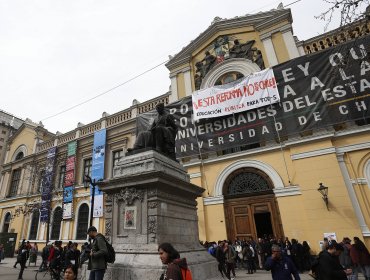 Roban 27 libros de la Colección Pablo Neruda desde la Universidad de Chile