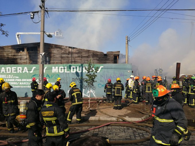 Incendio afecta a bodega de maderas en el centro de Santiago