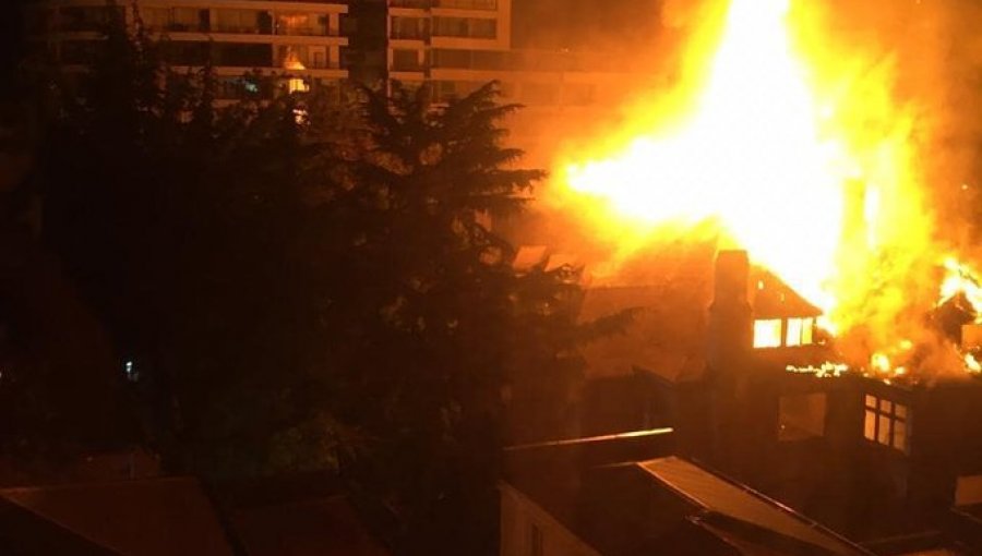 Incendio consume la histórica "Casa Italia" en Viña del Mar