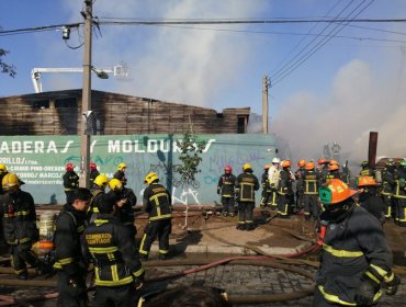 Incendio afecta a bodega de maderas en el centro de Santiago