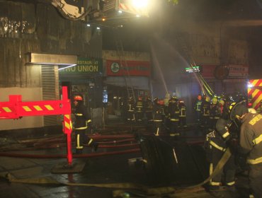 Siete locales comerciales afectados por incendio en cercanías de estación Unión Latinoamericana