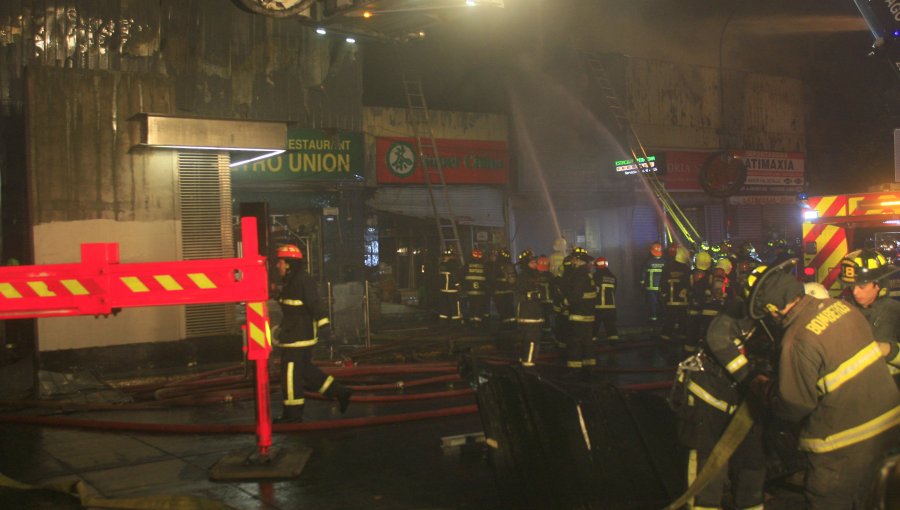 Siete locales comerciales afectados por incendio en cercanías de estación Unión Latinoamericana