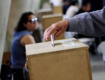 Chilenos en el exterior podrán votar en plebiscito de abril para una nueva Constitución