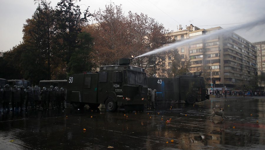 Expertos advierten que carro lanza aguas está provocando quemaduras químicas a manifestantes