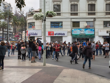 Serios incidentes en el centro de Viña del Mar: comerciantes ambulantes se enfrentan a Carabineros tras manifestación